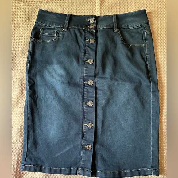 🥰Tribal denim skirt, 8, EUC, buttons up the front, pockets in the front and back - Picture 2 of 16